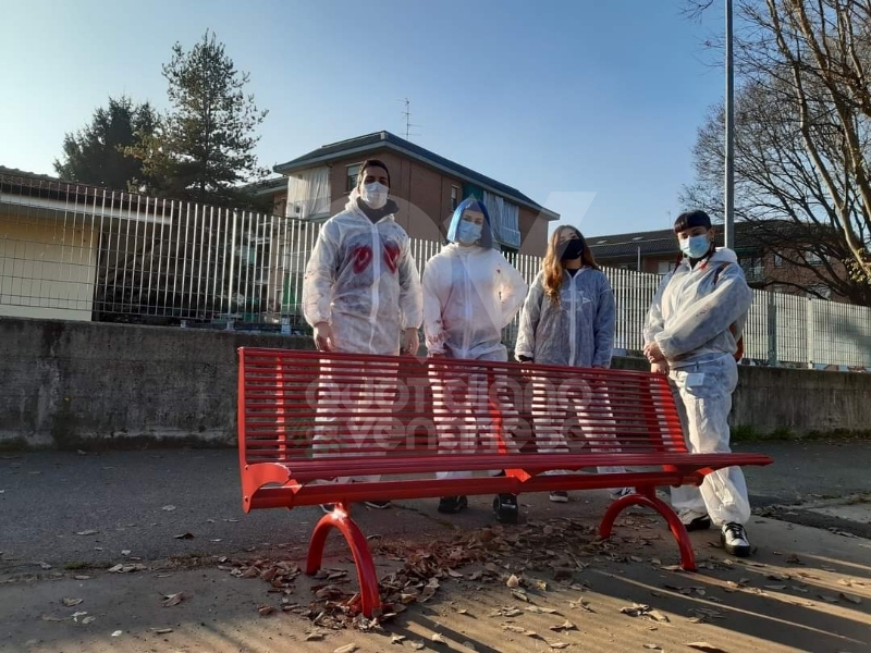VENARIA - Sei panchine rosse per dire «NO» alla violenza sulle donne: dipinte dalla Factory