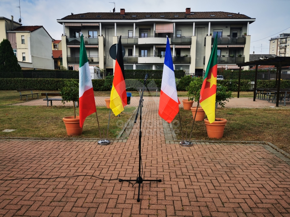 VENARIA - Intitolato alle «Città Gemellate» il giardino di viale Roma - FOTO