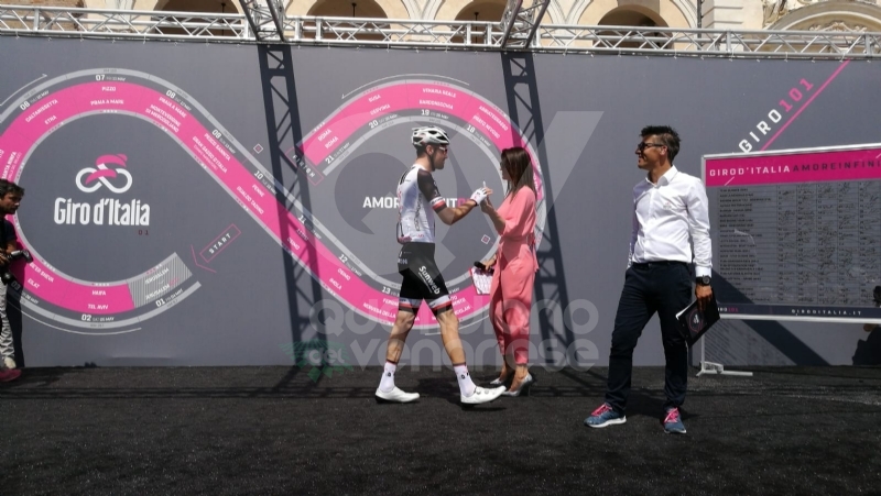IL GIRO D'ITALIA A VENARIA - La partenza della tappa decisiva - FOTO e VIDEO