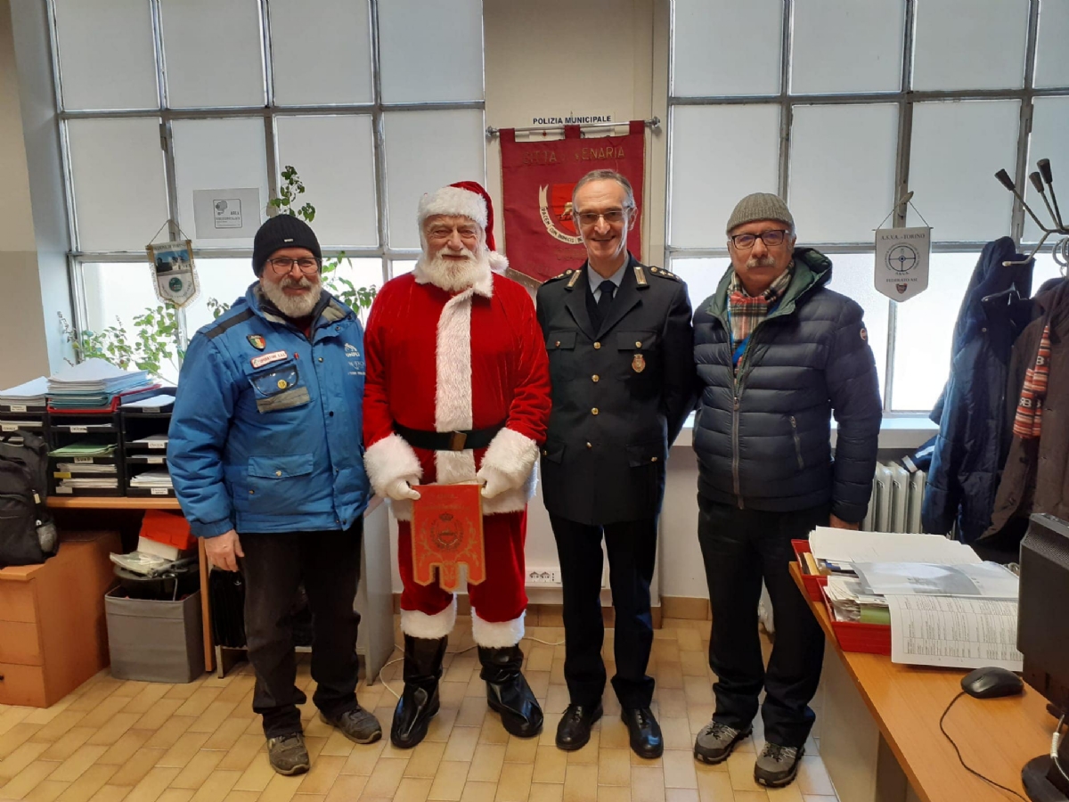 VENARIA - Il «grazie» di Babbo Natale e della Pro Loco a chi ha fatto tanto per la Città - FOTO