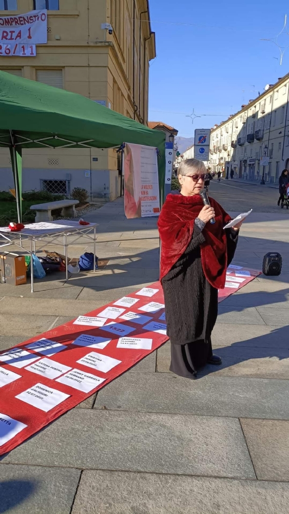 VENARIA - La città grida il suo «no» alla violenza contro le donne - FOTO