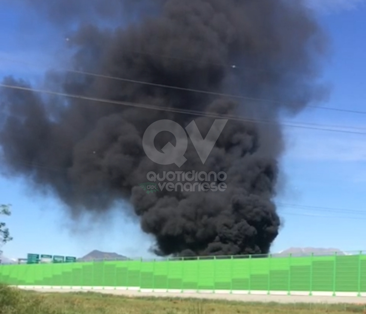 INCIDENTE TRA VENARIA E SAVONERA - Camion a fuoco in tangenziale: fumo visibile a distanza - FOTO
