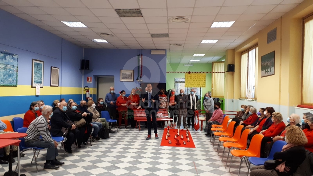 VENARIA - Panchine rosse, flash-mob, municipio «in rosso», dibattiti: le iniziative per dire «no» alla violenza contro le donne - FOTO