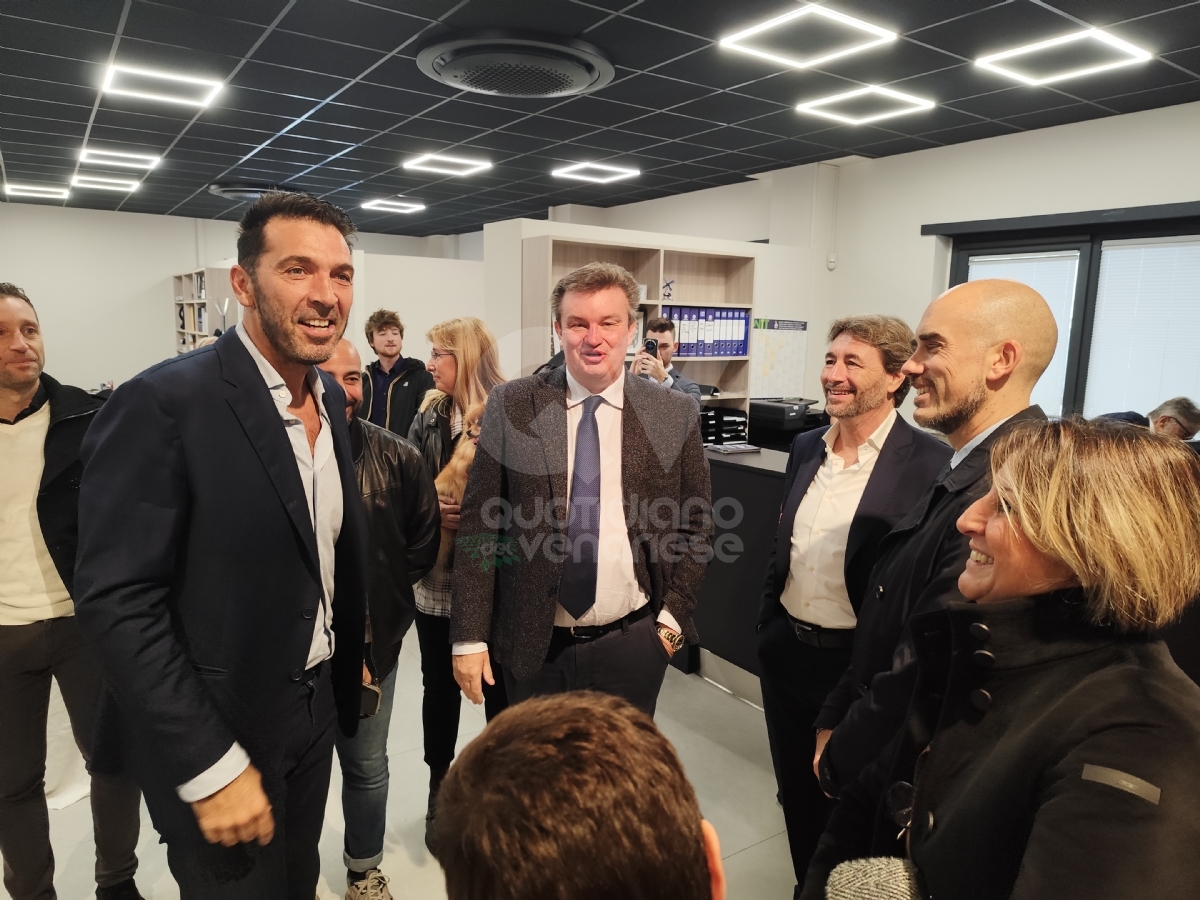 VENARIA - Il campione della Juventus e della Nazionale Gigi Buffon in cittá per l'inaugurazione di una azienda - FOTO