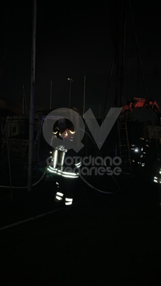 VENARIA - Bruciati due camion all'interno dello Sport Club: terzo incendio in pochi mesi - FOTO