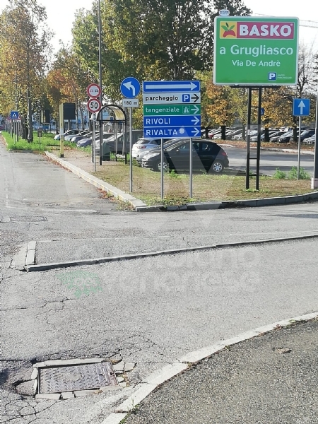 GRUGLIASCO - I motociclisti puntano il dito contro il rialzo non segnalato: «è pericoloso»