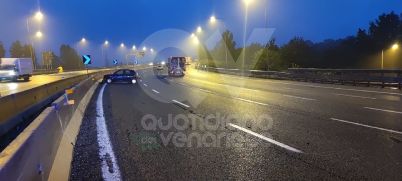 RIVOLI - Scontro fra tre mezzi in tangenziale prima dell'alba: disagi al traffico - FOTO