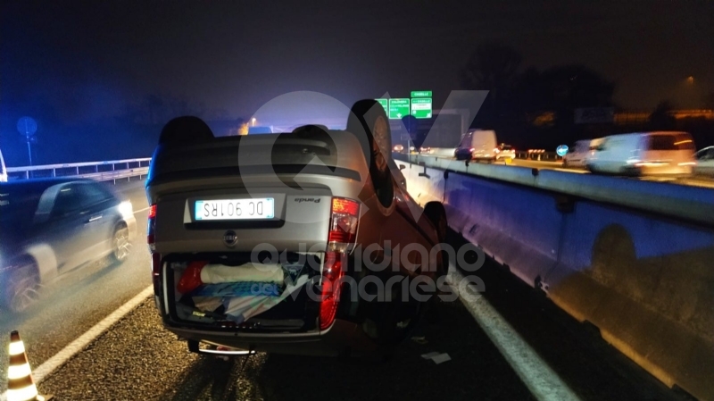 INCIDENTE IN TANGENZIALE - Scontro fra tre auto: una si ribalta, una persona ferita FOTO