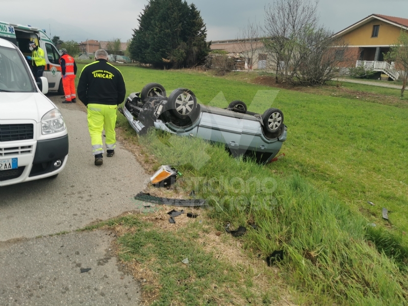 DRUENTO - Scontro al curvone della provinciale 8: auto esce di strada e si ribalta - FOTO