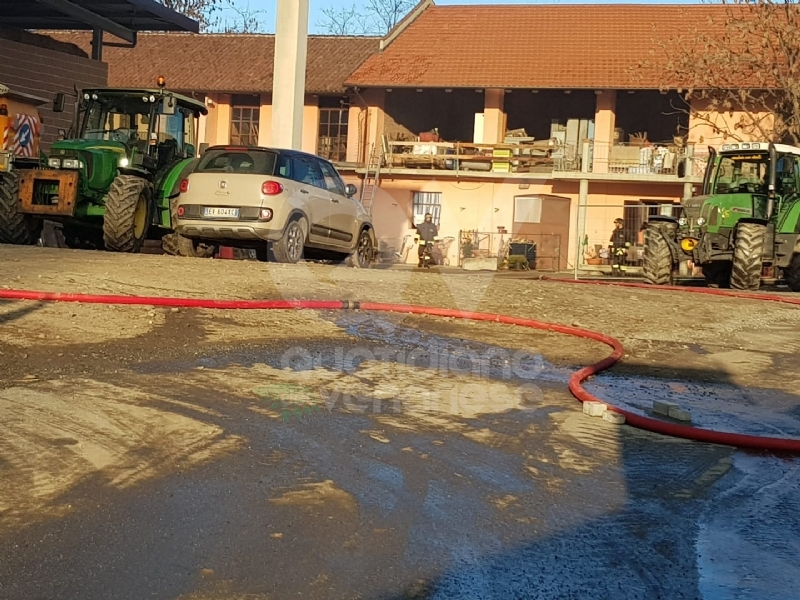 COLLEGNO - Inferno alla «Cascina Serpera»: a fuoco il fienile dell'azienda agricola Bosco