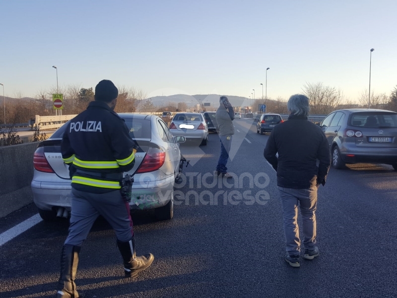 INCIDENTE SULLA TORINO-CASELLE - Camion si ribalta: tre feriti, caos e code sul raccordo - FOTO