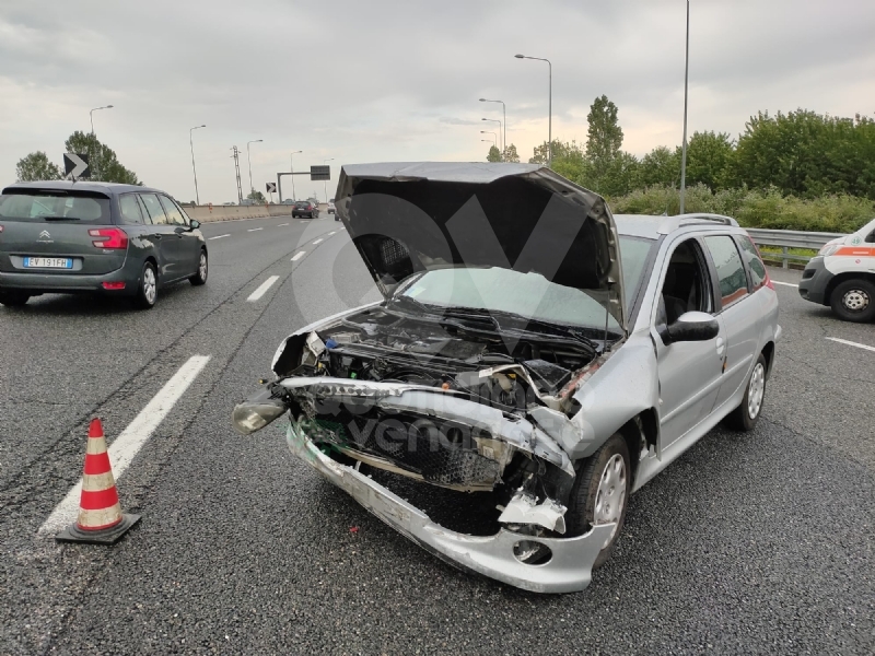 RIVOLI - Testacoda in tangenziale dopo aver urtato il guardrail: coppia rimane ferita