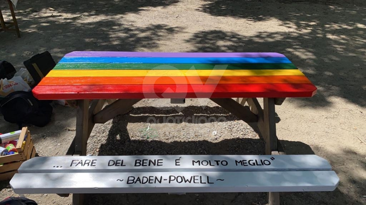 VENARIA - Panchine rimesse a nuovo al parco Magellano di Altessano grazie al Gruppo Scout Venaria Reale 1 - FOTO
