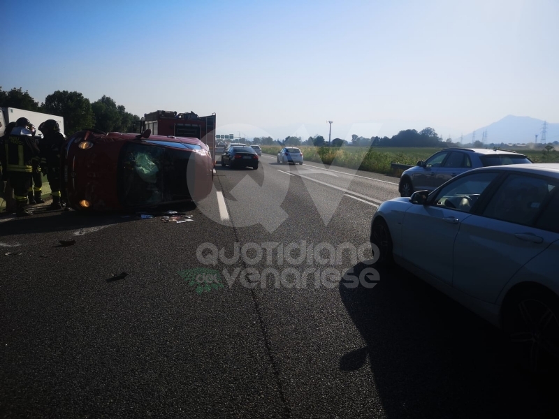 TANGENZIALE NORD TORINO - Scontro allo svincolo di Savonera, traffico in tilt. Auto ruote all'aria sulla terza corsia - FOTO