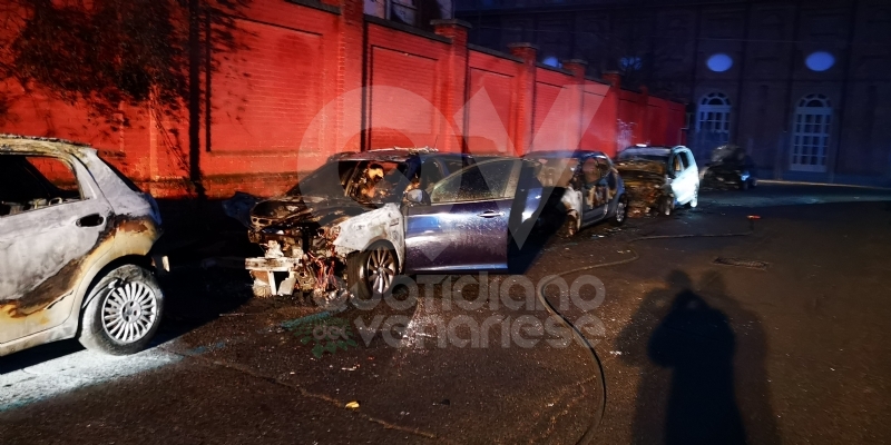 VENARIA - Cinque auto distrutte dalle fiamme in via Montello
