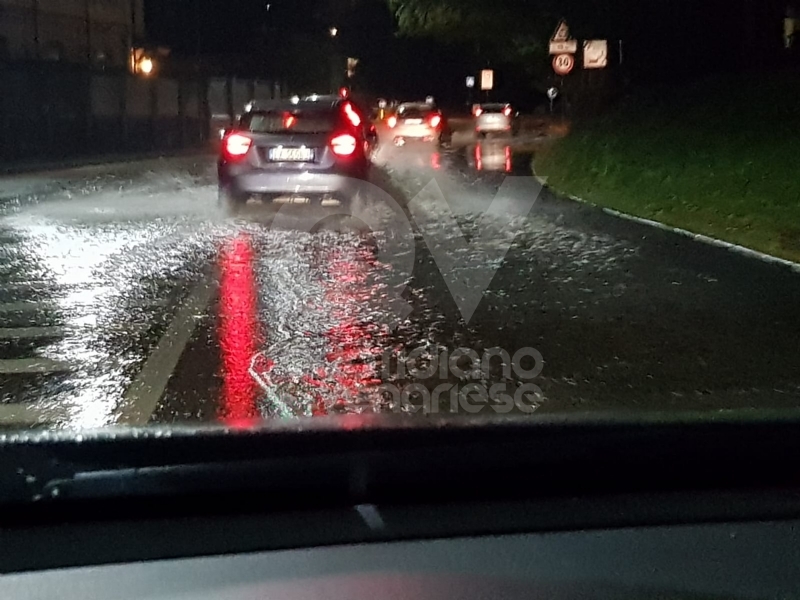 MALTEMPO - Albero e una insegna crollati sulle auto, strade allagate