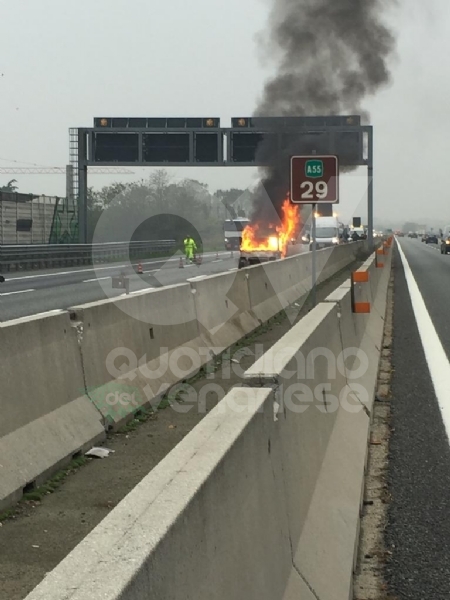 RIVOLI - Auto a gpl a fuoco mentre è in marcia in tangenziale: conducente salvo per miracolo