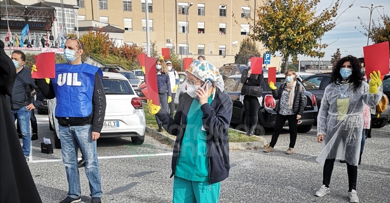 RIVOLI - «Tu sì, tu no. Senza Dpi non ci sto»: protesta di infermieri e operatori sanitari Asl To3