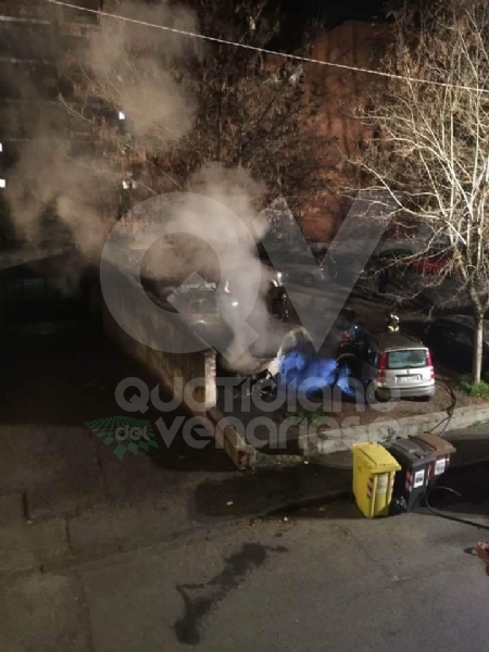 VENARIA - Auto a fuoco nel parcheggio di via Rossini: cortocircuito o atto doloso?