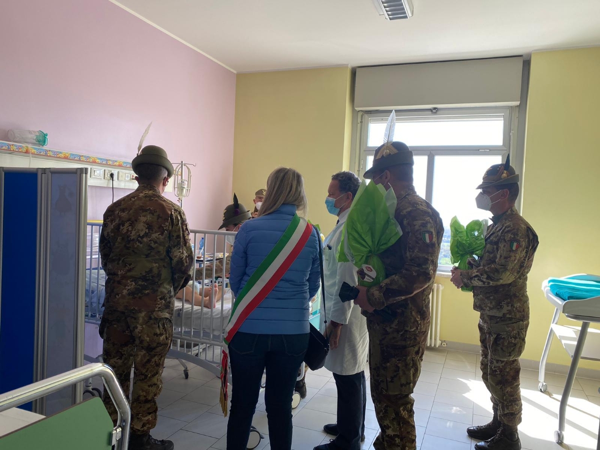 RIVOLI - Gli Alpini della Taurinense donano le uova di Pasqua ai pazienti della Pediatria - FOTO