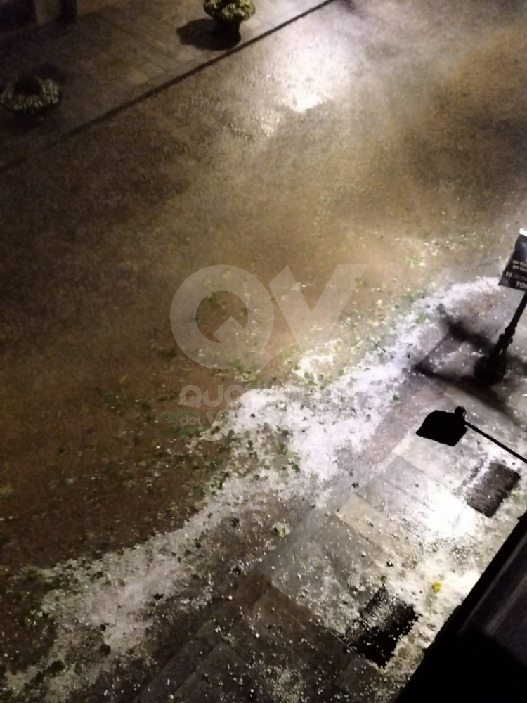 VIOLENTA GRANDINATA - In tutta la zona: chicchi enormi e forte vento. Danni alle auto - FOTO