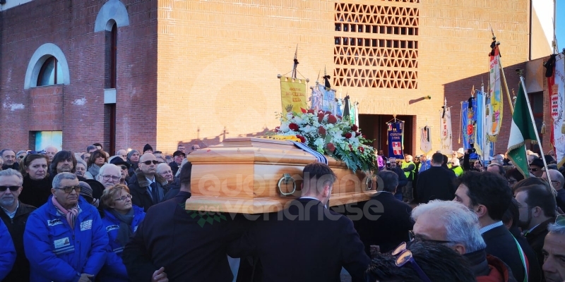 BORGARO - Più di mille persone per l'estremo saluto all'ex sindaco Vincenzo Barrea - FOTO