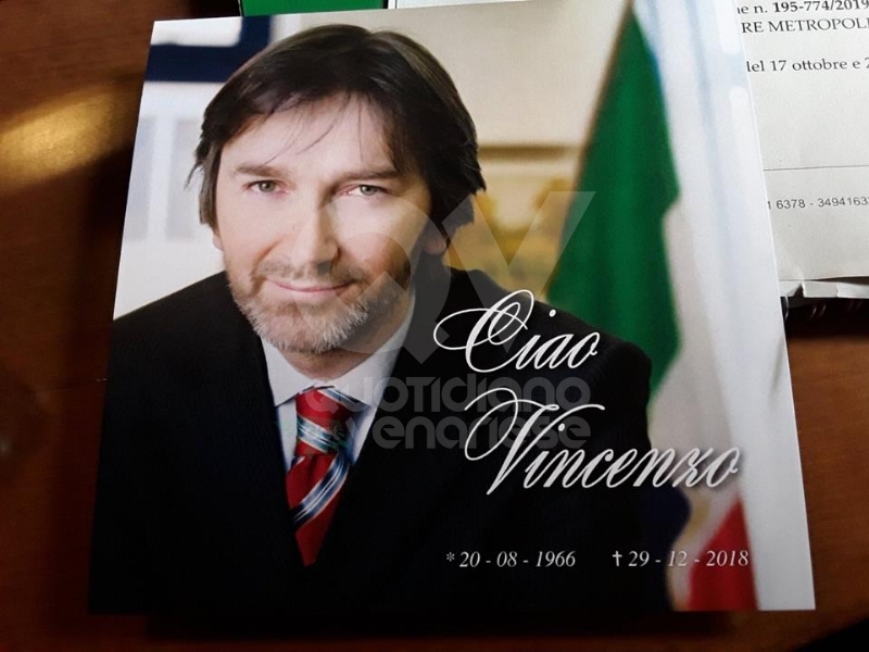 BORGARO - Una rossa sul suo «scranno»: la Città Metropolitana ricorda Vincenzo Barrea