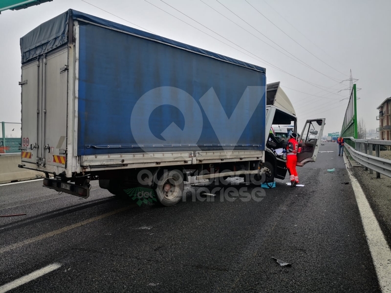 RIVOLI - Incidente in tangenziale: ferito autotrasportatore. Caos e lunghe code - FOTO