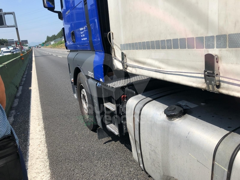 COLLEGNO - Incidente in tangenziale: tre veicoli coinvolti, un'auto ribaltata e quattro feriti