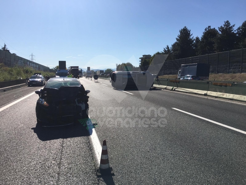 COLLEGNO - Incidente in tangenziale: tre auto coinvolte, una ribaltata e tre feriti