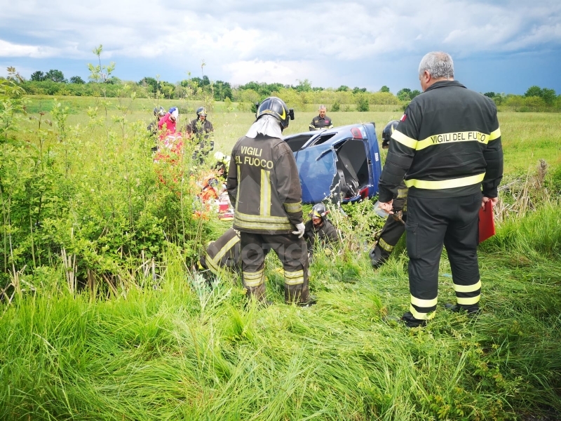 ROBASSOMERO-DRUENTO - Auto si ribalta lungo la Direttissima: due persone ferite - FOTO
