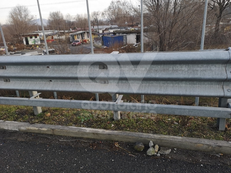 TORINO-BORGARO - Lancio di sassi dal campo nomadi in tangenziale: colpita una macchina