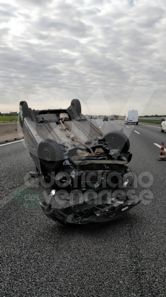 RIVOLI - Primo incidente della «Fase 2» in tangenziale: 27enne si ribalta con la sua auto, ferito