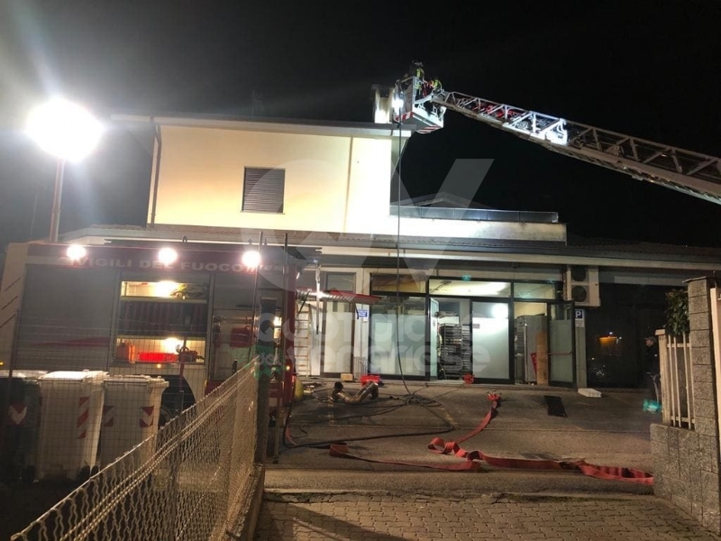 ALPIGNANO - A fuoco il tetto della panetteria di via Garibaldi: ingenti i danni