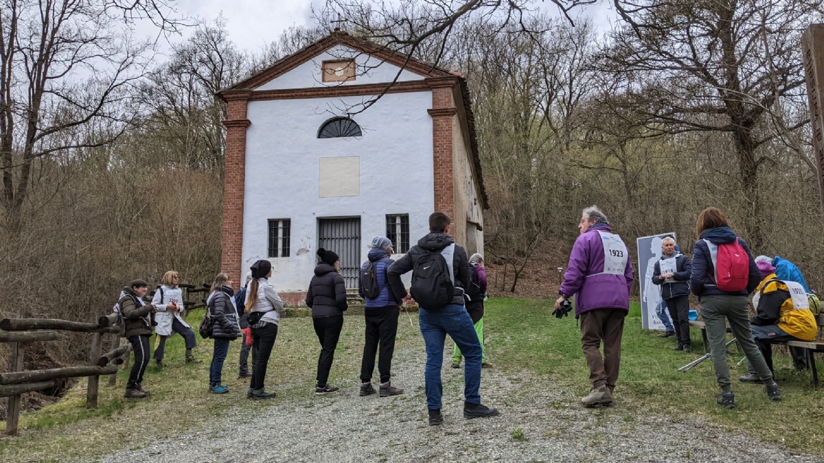 VARISELLA - «Montagna per tutti»: una giornata in mezzo ai ruderi del Castello di Baratonia - FOTO
