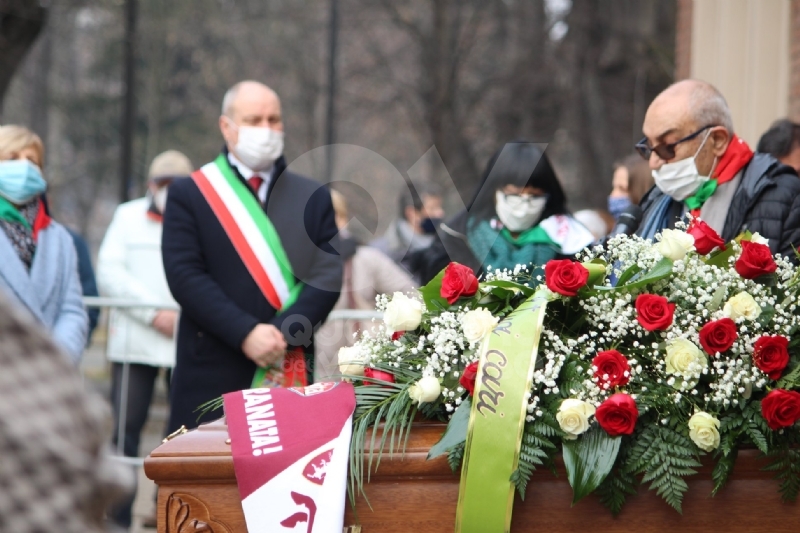COLLEGNO - I funerali di Ottorino Cirella: rose rosse e un drappo granata sulla bara - FOTO