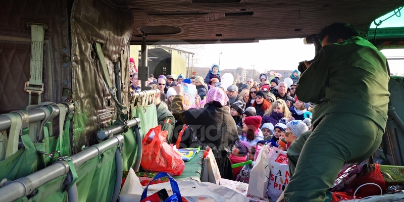 VENARIA - La Befana arriva all'eliporto: tanti regali per i bambini - FOTO