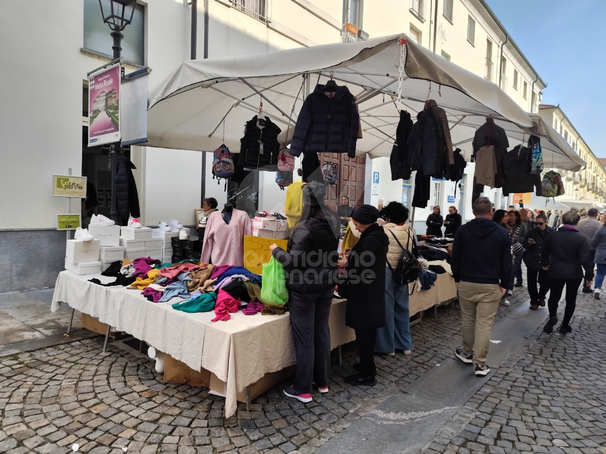 VENARIA - Centro gremito per il mercato del «Crocetta Più in Tour» - FOTO