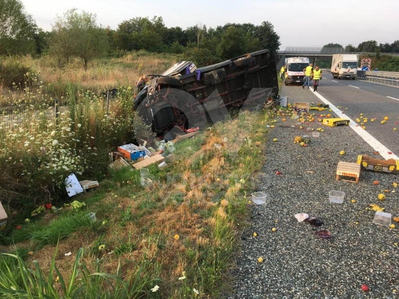 COLLEGNO-VOLPIANO - Furgone carico di frutta finisce fuori strada: 42enne rimasto ferito