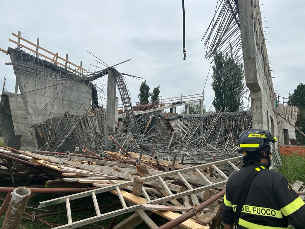 CROLLA UN PONTEGGIO A RIVOLI - Quattro operai rimasti feriti - FOTO