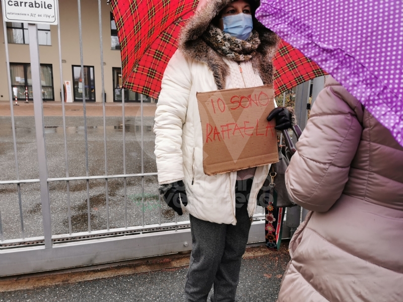 VENARIA - Alla «Piccola Reggia» i morti sono saliti a 30. Sit-in di protesta davanti alla struttura