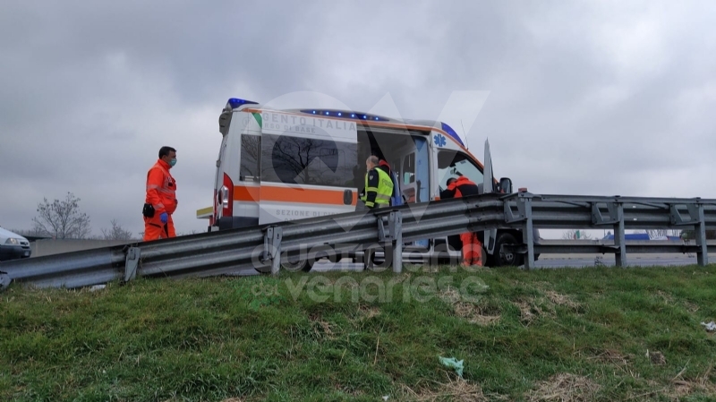 INCIDENTE IN TANGENZIALE - Conducente ferito dopo l'uscita di strada del suo furgone - FOTO