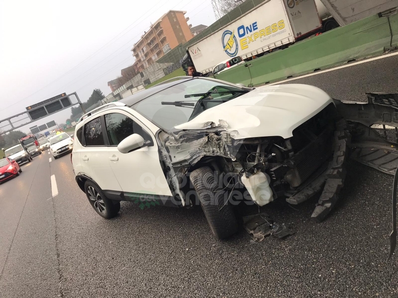 COLLEGNO - Scontro fra tre mezzi in tangenziale: una donna rimane ferita
