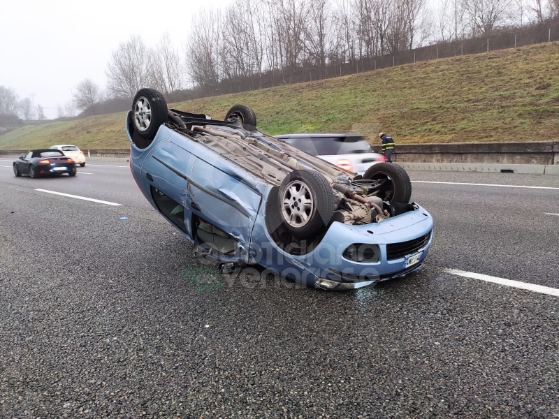 VENARIA - Auto si ribalta in tangenziale dopo lo scontro con un tir: donna ferita - FOTO
