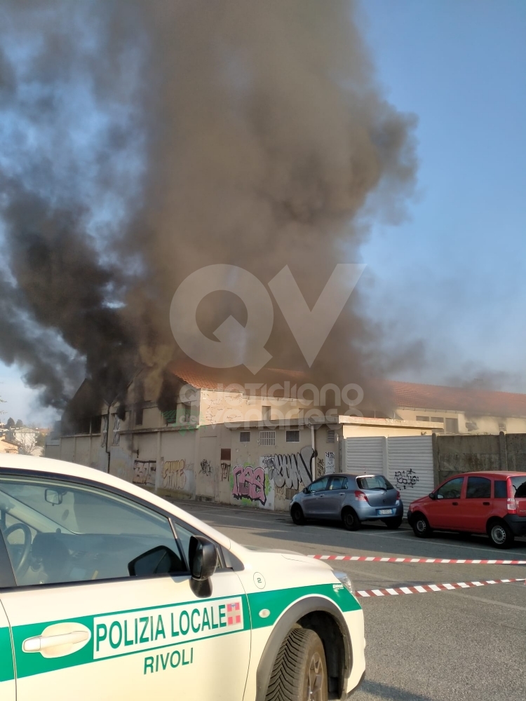 INCENDIO A RIVOLI - In fiamme il magazzino di un'azienda: vigili del fuoco in azione - FOTO