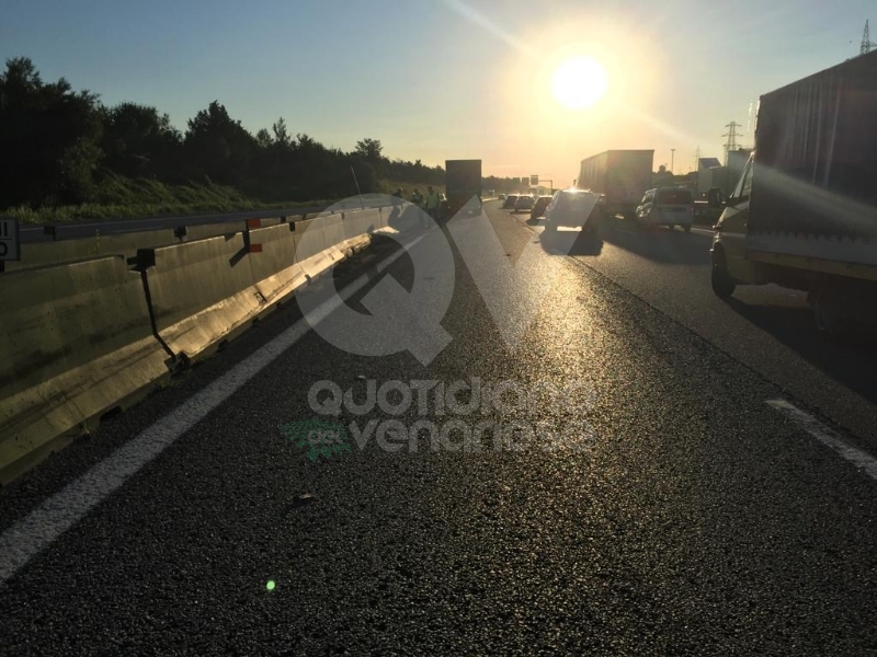 TORINO-VENARIA - Perde il controllo del mezzo pesante e danneggia i jersey in cemento in tangenziale