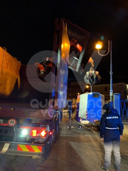 BORGARO - «Ci sono degli animali nei bidoni della plastica»: civich e carabinieri in via Santa Cristina