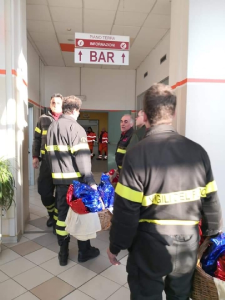 RIVOLI - I vigili del fuoco di Grugliasco, Rivoli e Rivalta in visita ai bambini ricoverati in ospedale