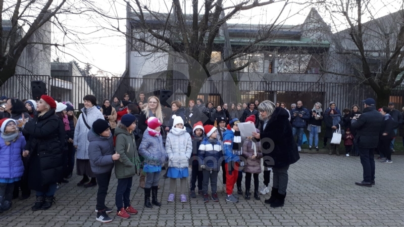 VENARIA - Alla Romero ecco l'albero creativo: realizzato con le bottiglie di plastica vuote