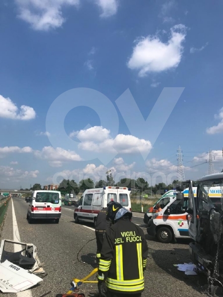 DELIRIO IN TANGENZIALE - Scontro fra due autocarri: un uomo incastrato, traffico bloccato
